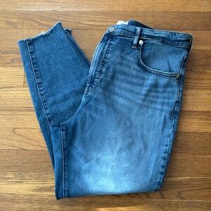 👖Everlane high rise medium wash distressed raw hem ankle skinny jeans. Size 33.